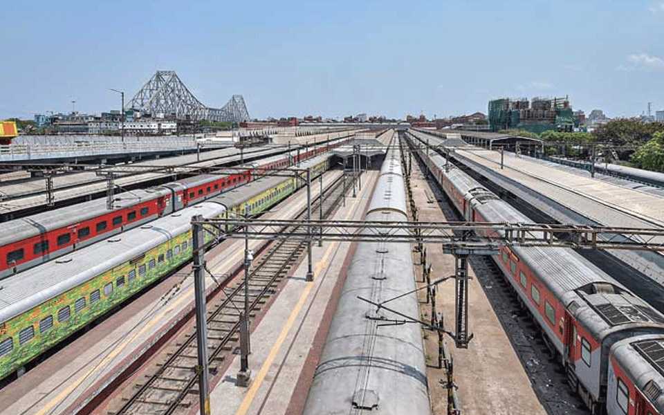 Man attaches toilet pipeline to drinking water tank at railway station