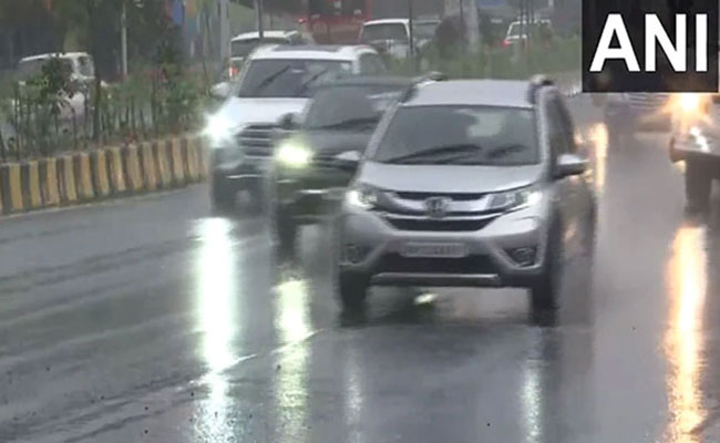 Heavy unseasonal rains lash Mumbai and satellite cities