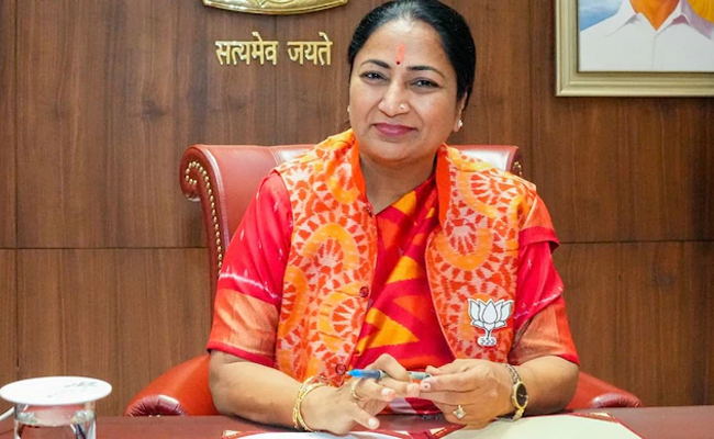 Women in positions of responsibility should other women move forward: Delhi CM