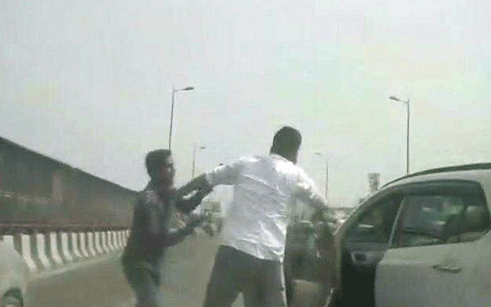 Delhi businessman robbed of Rs 70 lakh at gunpoint on busy flyover in broad daylight