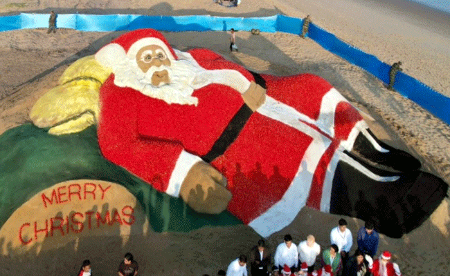 Noted sand artist Sudarsan creates giant Santa Claus sculpture with 1500 kg tomatoes