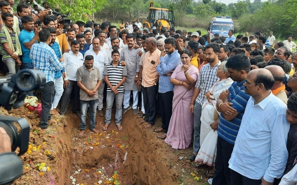 Suicide case: Contractor Santhosh Patil's final rites conducted at his birthplace 