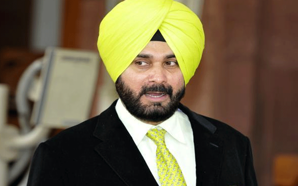 BJP attacks Sidhu for hugging Pakistan army Chief