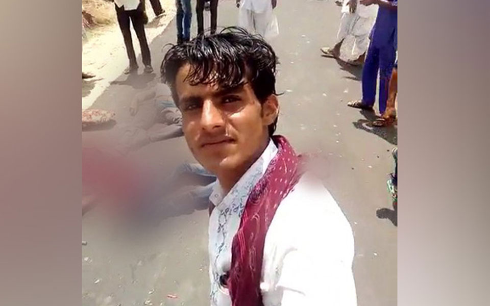 Man Takes Selfie Even as Three Accident Victims Lie on Road Dying