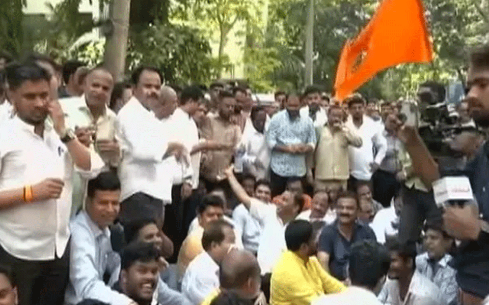 Mumbai: Shiv Sena workers break through barricades in bid to enter Ranas' apartment