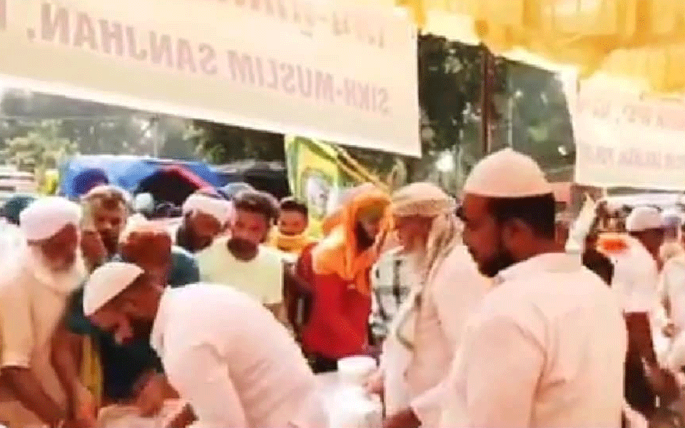 Muslims set-up food camps for protesting Sikhs in Punjab