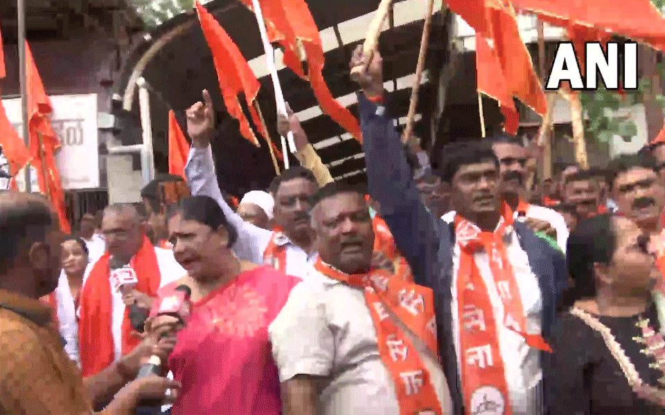 Maharashtra: Shiv Sena workers protest against party rebels; say 'traitors' won't be forgiven