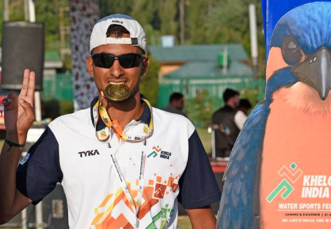 PM’s words of praise boosts local hero Mohsin Ali who set Dal Lake ablaze during KIWSF