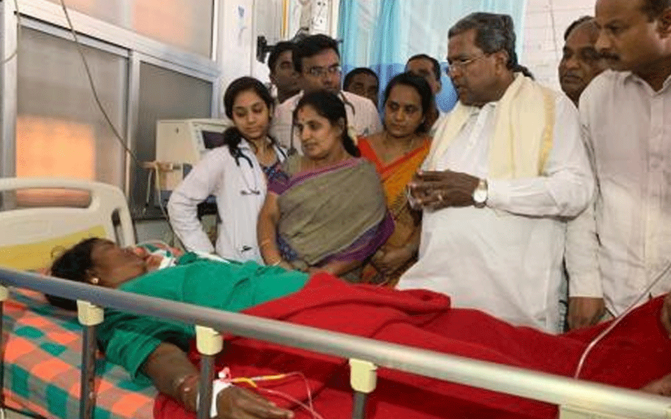 Hanur Temple Incident Siddaramaiah Meets Victims At Hospital 5977