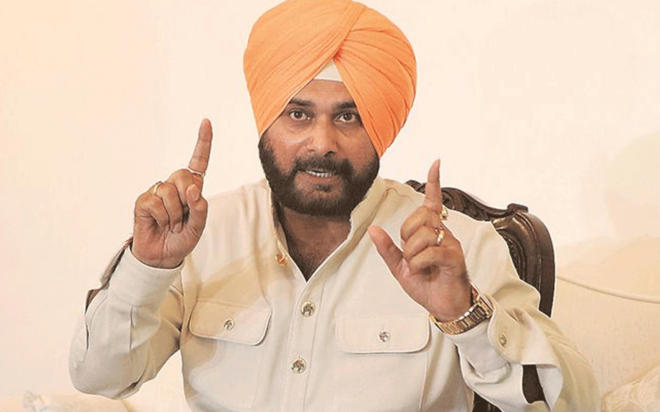 Sidhu slams Centre, says CBI has been turned into a "puppet"