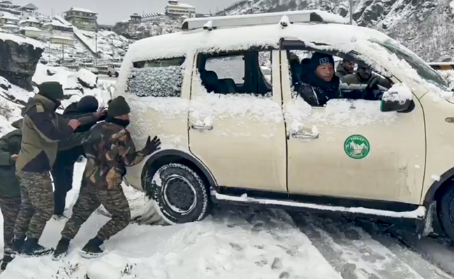 Sikkim: Over 2,700 tourists rescued after heavy snowfall blocks road to Tsomgo Lake