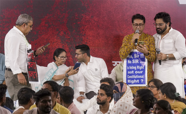 Mamata continues sit-in for second successive day over Bengal voter roll deletions