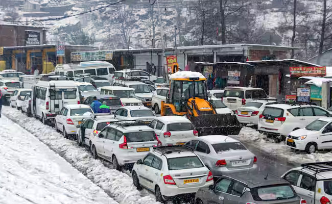 Snowfall in Kashmir disrupts air and road traffic; highway closed, hundreds stranded