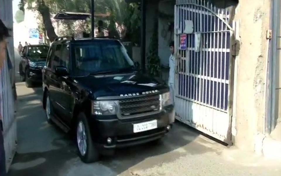 Sonia Gandhi meets D K Shivakumar in Tihar jail