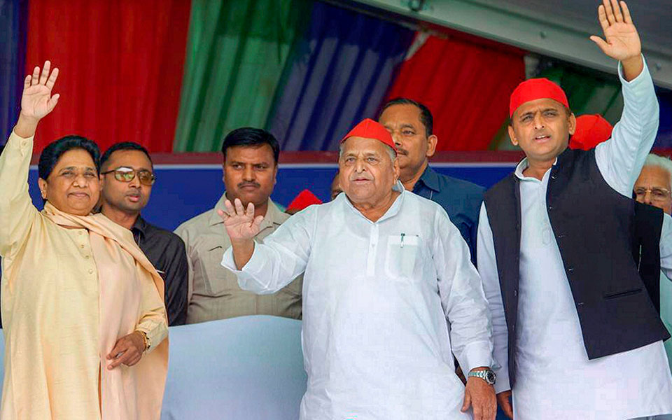Mulayam, Mayawati share stage after decades, praise each other