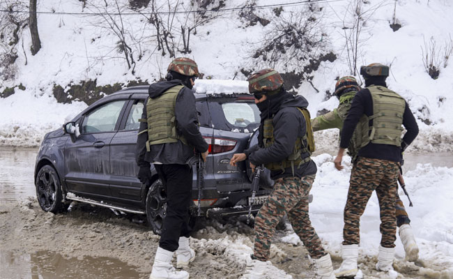 Hundreds of tourists stranded as Srinagar-Jammu National Highway remains closed for second day