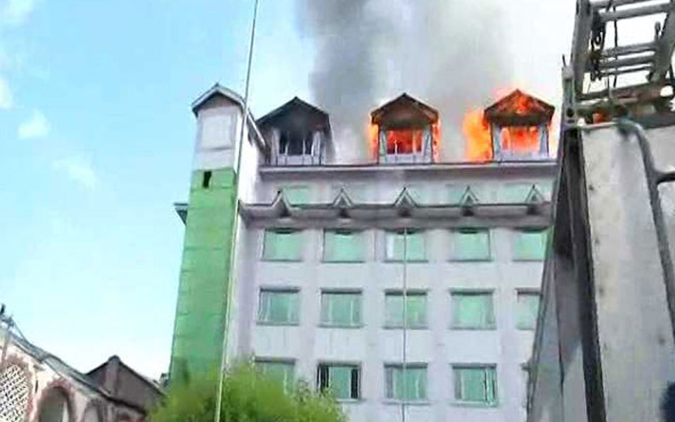 Massive blaze breaks out in Srinagar hotel