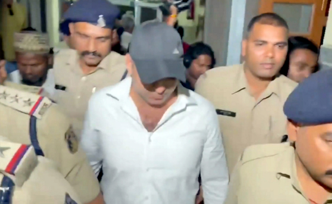 Death threat to Shah Rukh: Accused lawyer remanded in police custody till Nov 18