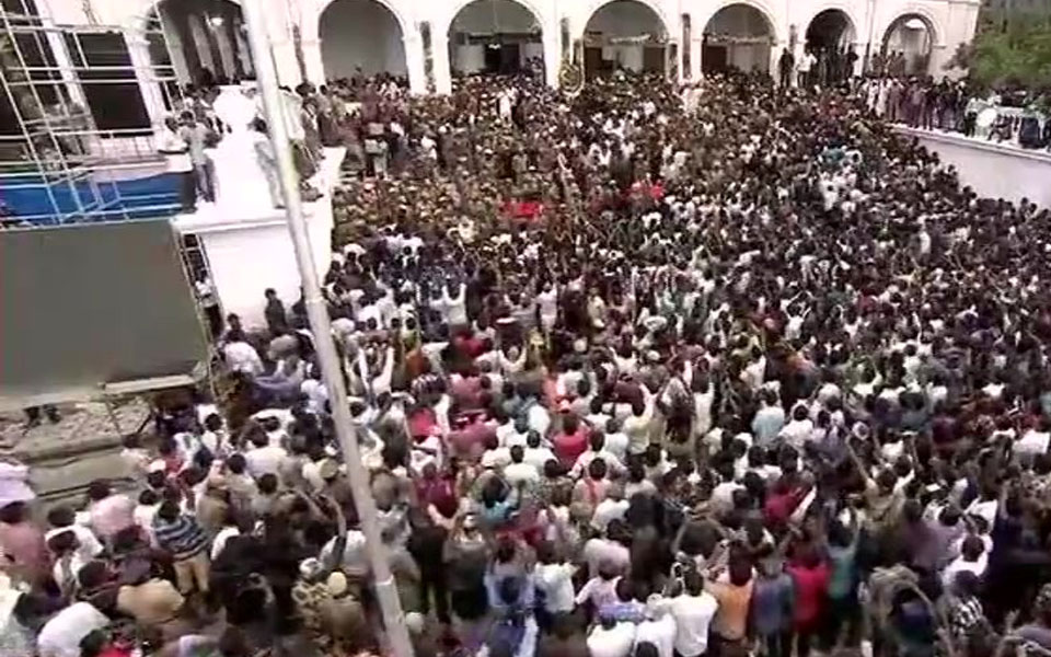 Karunanidhi death: 2 killed, 30 injured in stampede at Rajaji Hall