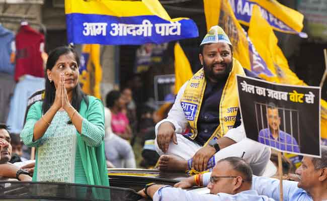 'Jail ke tale tutengey, Kejriwal chhutengey' slogans greet Sunita Kejriwal during roadshow