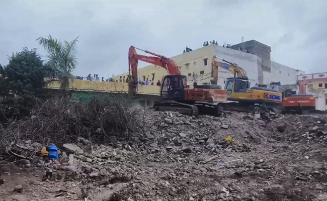 Surat building collapse death toll rises to 7; FIR against owners, 1 ...