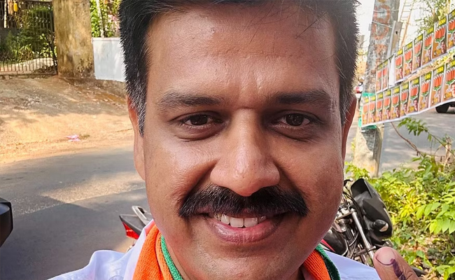 Dissident BJP leader Sandeep Varier joins Congress ahead of Palakkad bypoll in Kerala