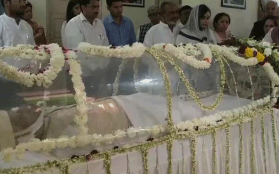 Mortal remains of N D Tiwari consigned to flames