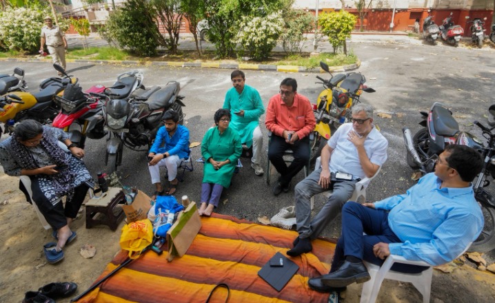 TMC leaders continue dharna at Delhi's Mandir Marg police station
