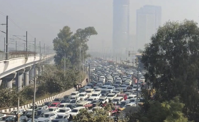 Massive congestion at Delhi-Noida border as police set up barricades ahead of farmers' march