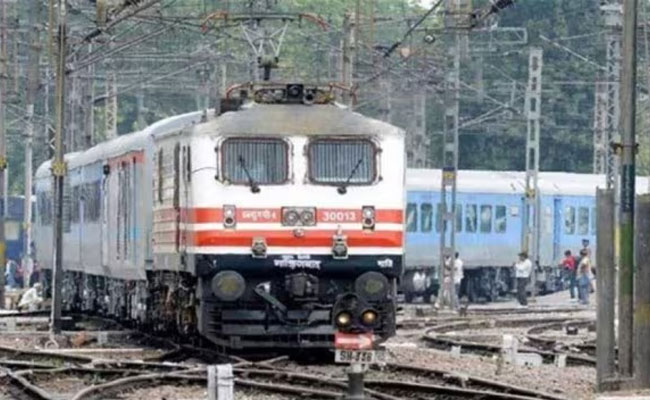 Youngsters booked for stopping long distance train to shoot reels in Kerala