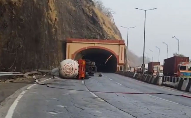 Traffic chaos on Mumbai-Pune Expressway after tanker overturns; passengers stuck for hours