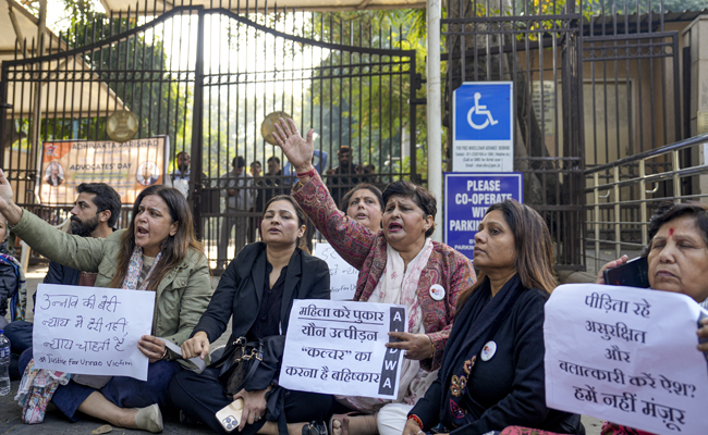 Will move Supreme Court, have faith in it: Unnao rape survivor's mother at protest outside Delhi HC