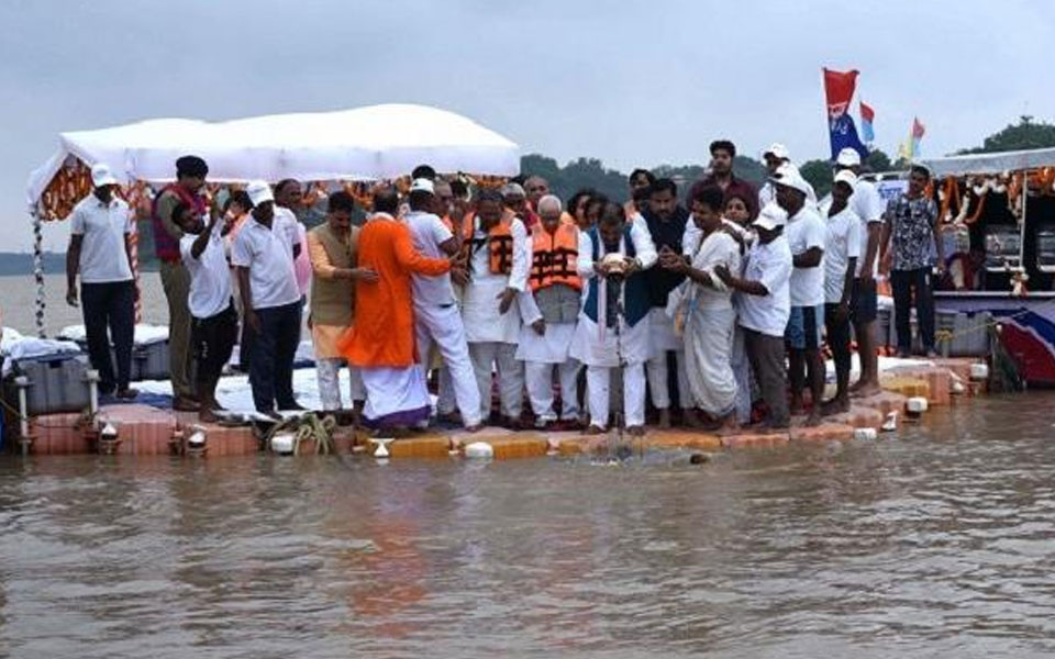 BJP leaders fall into river trying to scatter Vajpayee's ashes in UP