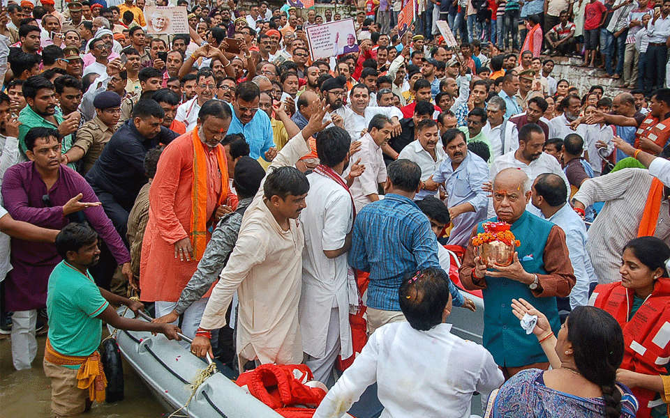 BJP leaders trip from boat during Vajpayee's ash immersion