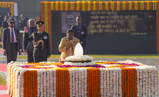 Prez, PM pay tributes to Vajpayee at his memorial 'Sadaiv Atal'