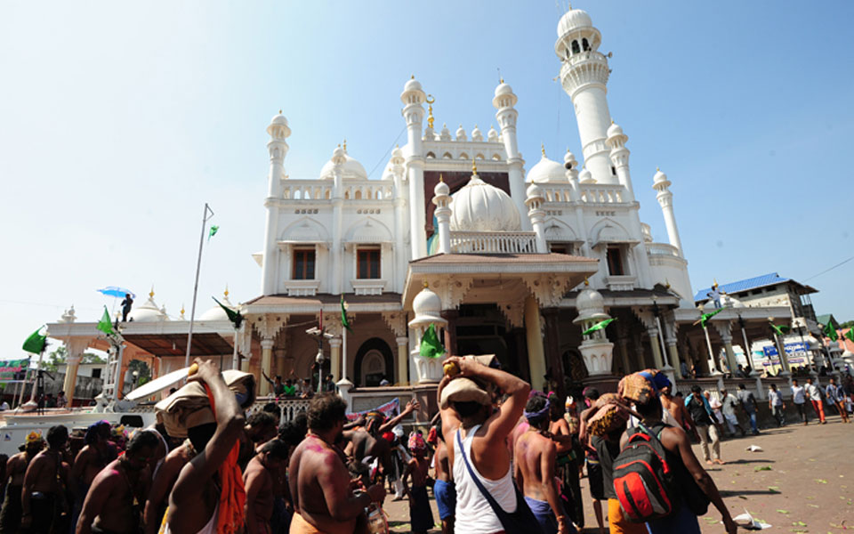 6 people,including 3 women from Can women enter vavar mosque Hindu outfit, planning to enter Vavar mosque near Sabarimala,held