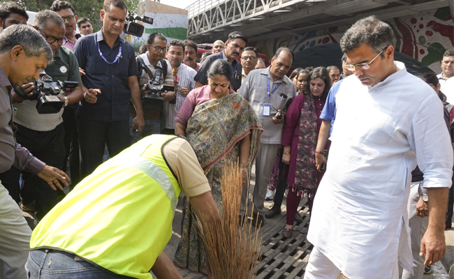 Delhi govt making every effort to ensure waterlogging-free monsoon, says CM Gupta