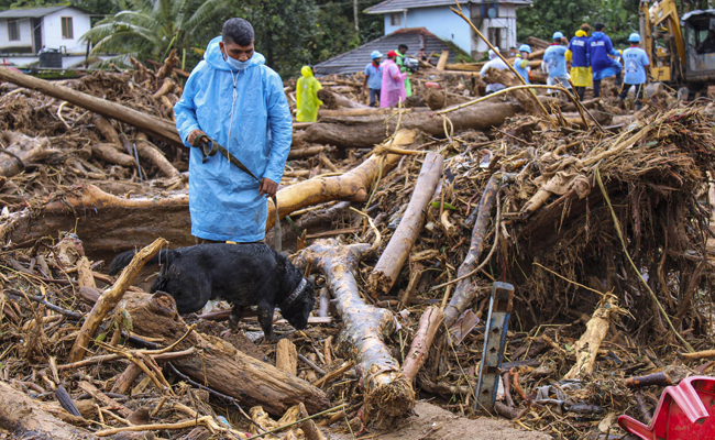 Kerala landslides: Rescue ops continue on 5th day with over 1,300 rescuers roped in