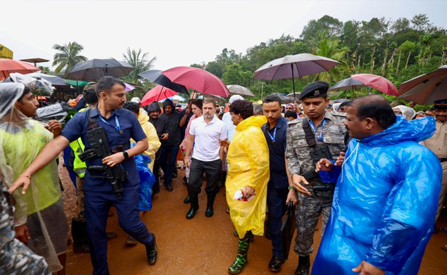 Congress leader Rahul Gandhi, Priyanka visit landslide-hit spot in Wayanad