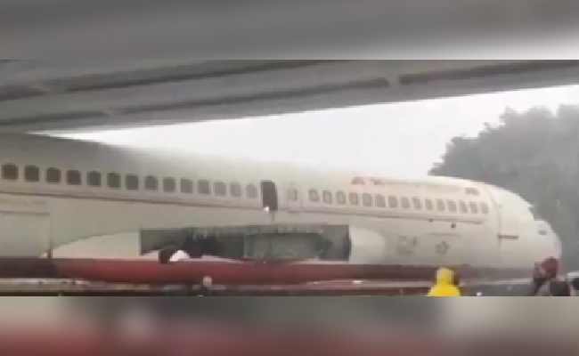 Scrapped plane on truck gets stuck beneath bridge in Bihar's Motihari, traffic restored