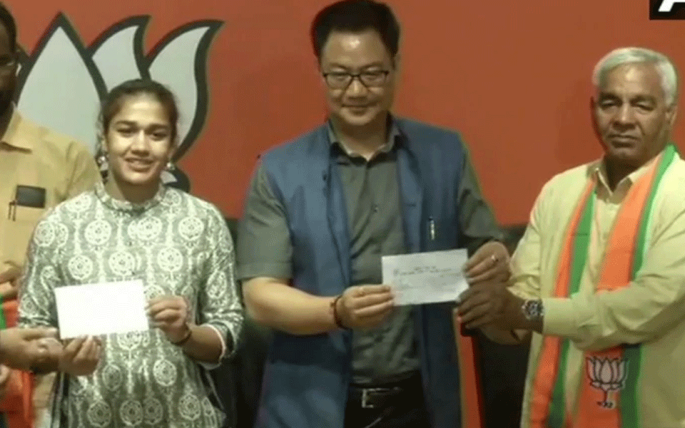 Wrestler Babita Phogat, father Mahavir Phogat joins BJP