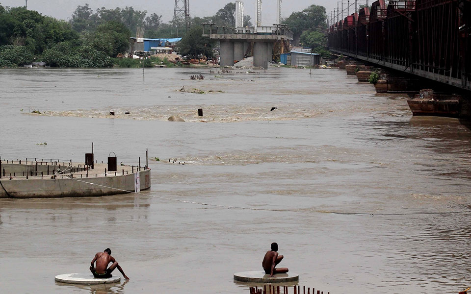 Yamuna bridge temporarily closes for rail traffic