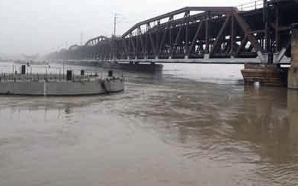 Yamuna flows above danger mark, Sisodia reviews evacuations