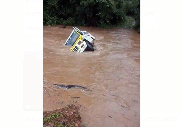 Uppinangady: Pick-up van falls into river, driver jumps out just on time