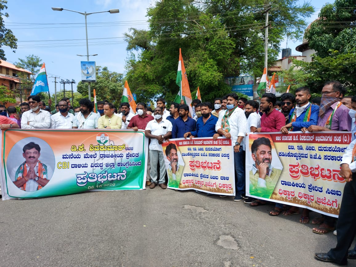 Congress workers in Udupi block roads to protest CBI raids on DKShi; several leaders detained