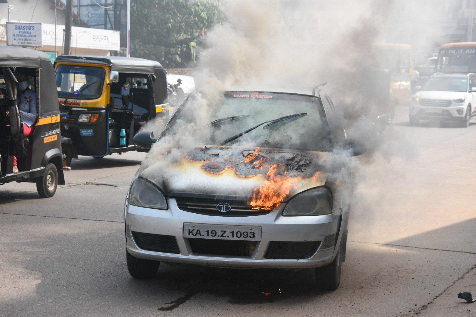 Moving car catches fire on busy PVS Circle in Mangaluru