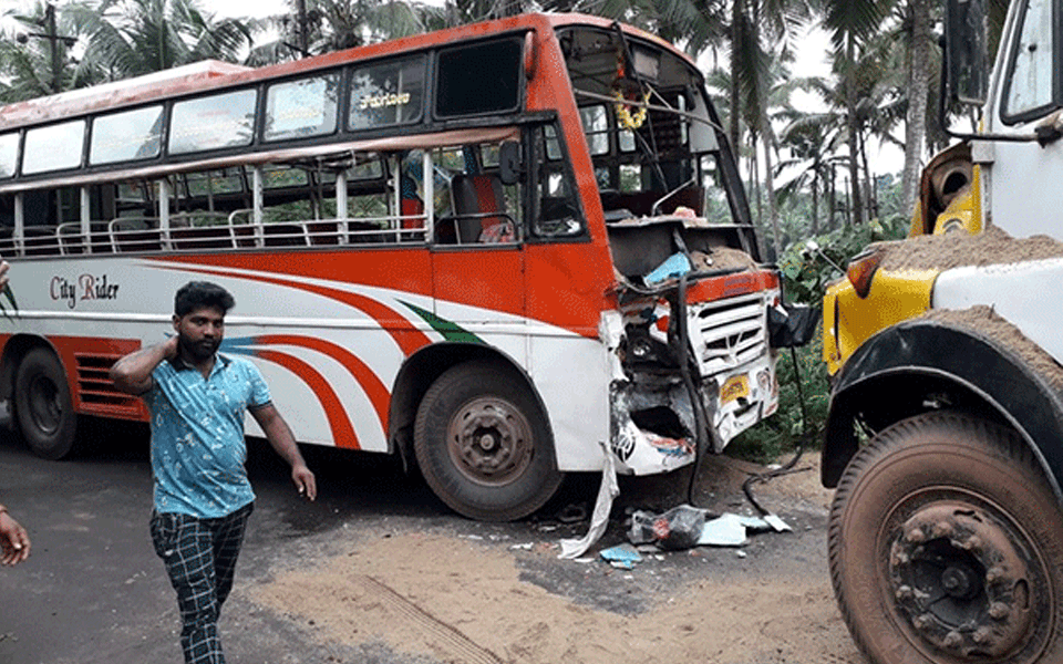 Mangaluru: Private bus collides with tipper truck; bus driver, students injured