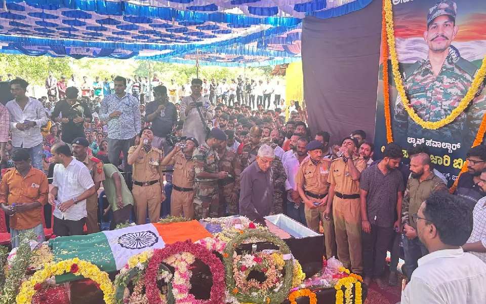 Army Havaldar Anoop Poojary cremated with full honours in Udupi