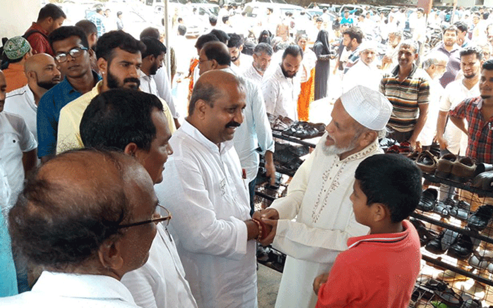 Raghupathi Bhat campaigns in masjid