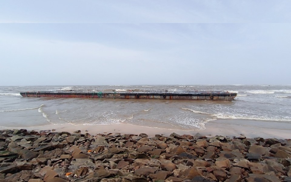 Mystery ship washes ashore at Bhatkal’s Jali Beach, draws massive crowd